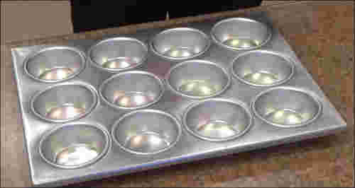 Aluminum muffin pan